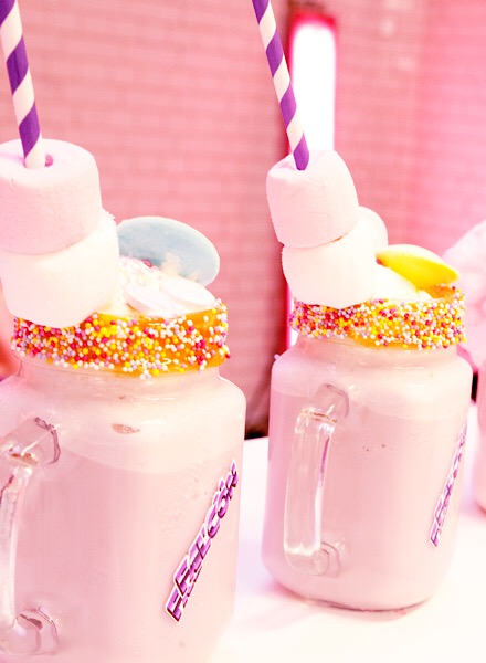 Batido rosa con dulces